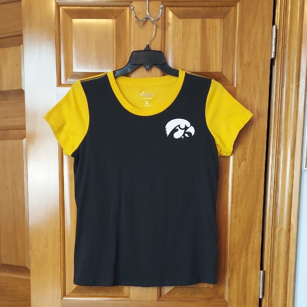 Carl Banks Black and Yellow Iowa Hawkeye Short Sleeve Tee Shirt Size XL Like New